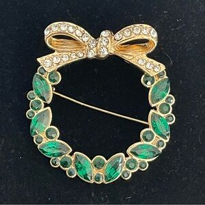 Vintage Holiday Wreath Gold Tone, Green Clear Rhinestone Brooch